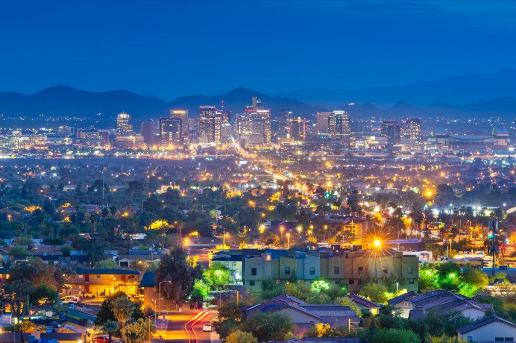 снимка на градския пейзаж на Финикс, Аризона през нощта