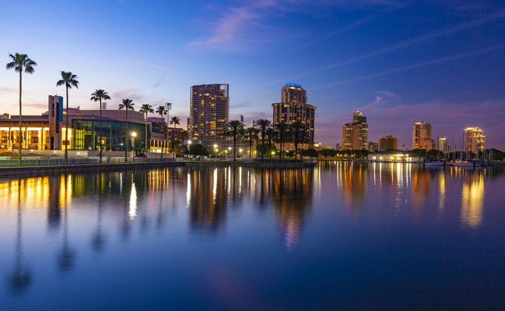 เส้นขอบฟ้าของเมืองและริมน้ำในเซนต์ปีเตอร์สเบิร์ก Flordia