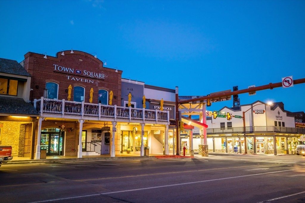 ภาพถ่ายทิวทัศน์เมืองของร้านค้าและถนนที่ว่างเปล่าในตัวเมือง Jackson Hole รัฐไวโอมิงในเวลากลางคืน