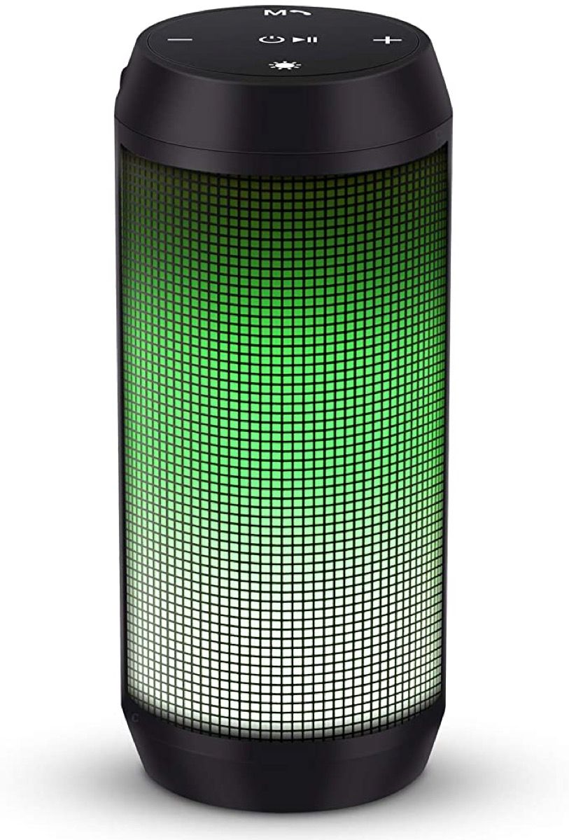 speaker hitam dengan lampu hijau