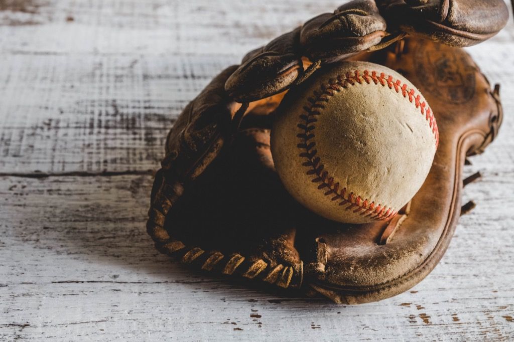 стара бейзболна ръкавица и топка