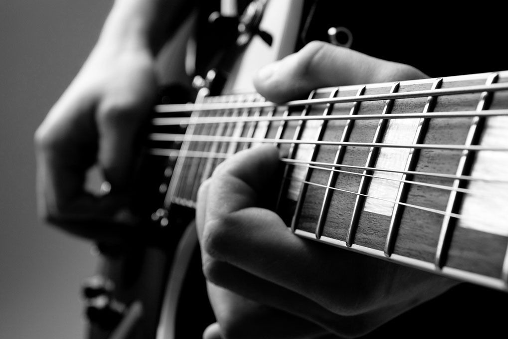 inimene mängib kitarri
