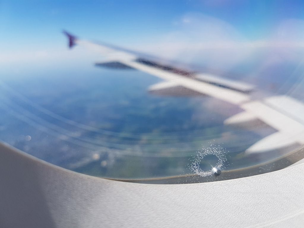 Lėktuvo lango skylės kasdieniai dalykai su tikru tikslu
