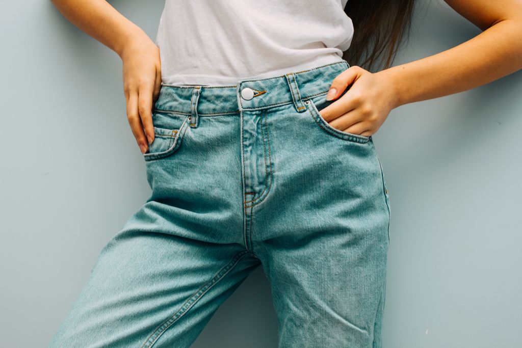 Scelte di abbigliamento di jeans della mamma che ti fanno sembrare più vecchio