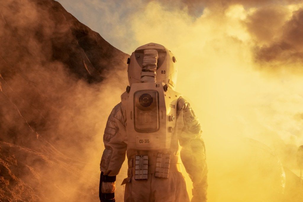 một phi hành gia bước chân lên sao hỏa