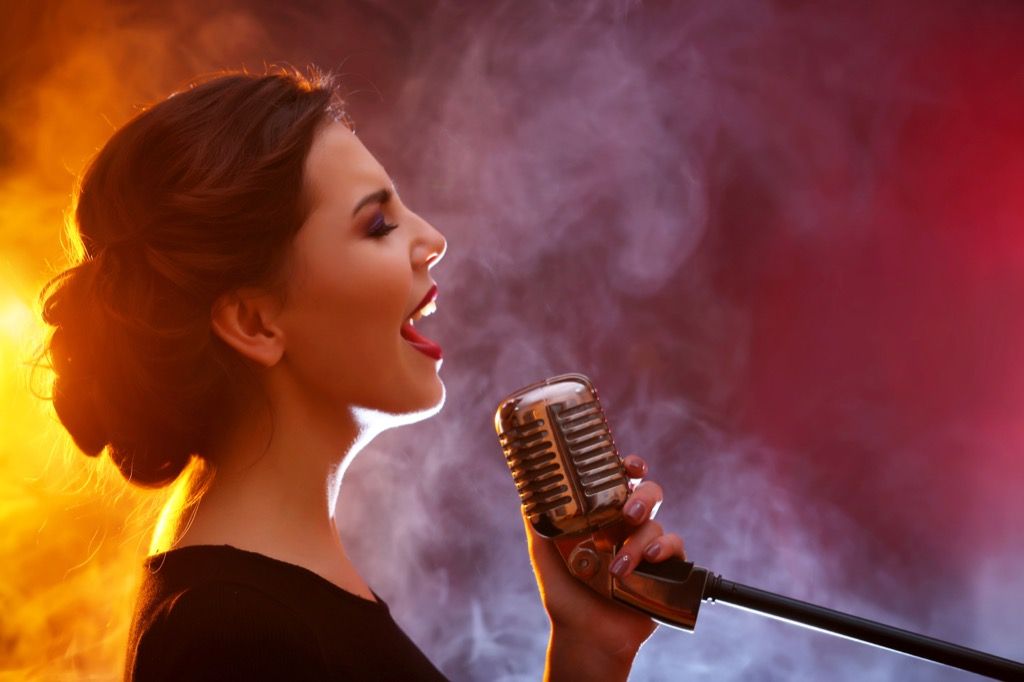 Dziedāšana mikrofonā lieliski fakti