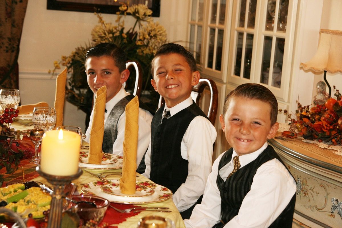 Mladí chlapci sa formálne obliekli na sviatočnú večeru