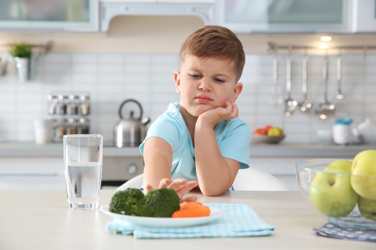 Kisfiú nem hajlandó enni zöldség brokkolit és sárgarépát