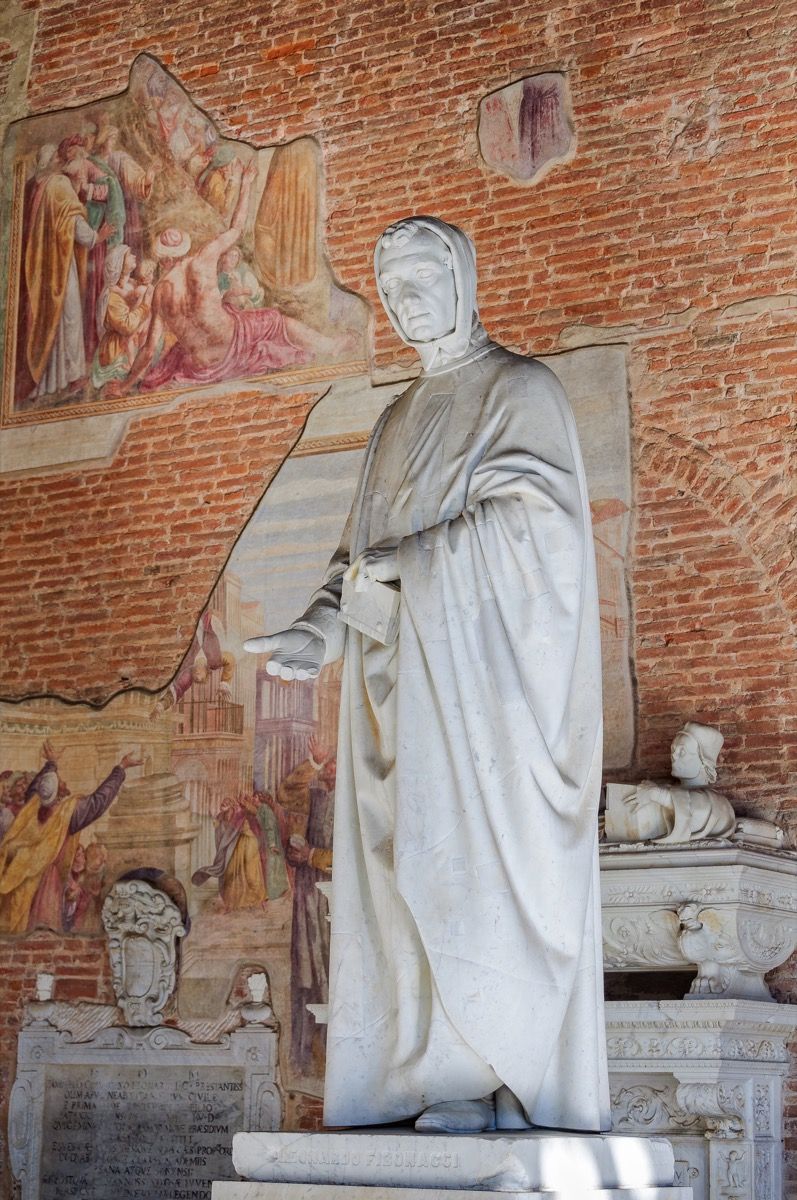 Pisa, Toskana, Italija - 8. listopada 2011 .: Mramorni kip Leonarda Fibonaccija Giovannija Paganuccija na spomeničkom groblju