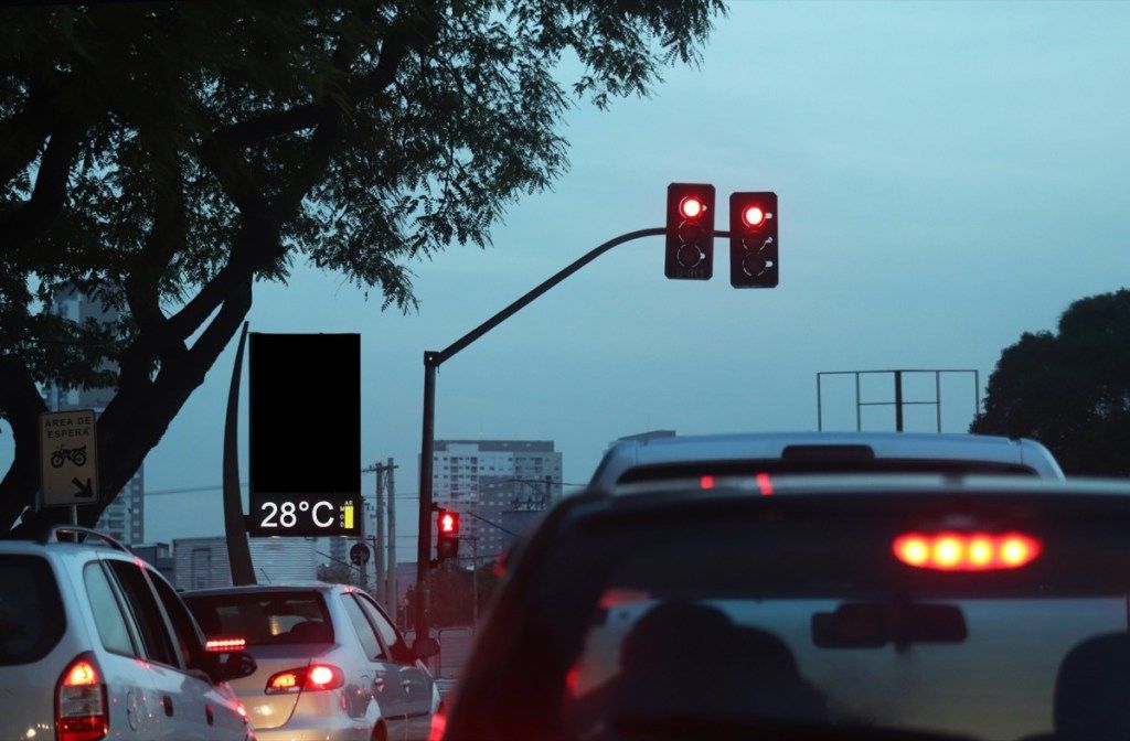 Sastrēgumu ainas vakarā lielā pilsētā, piemēram, S√ £ o Paulo, ar sarkanām gaismām.