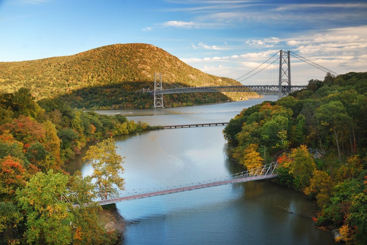dolina Hudson z dvema mostovoma čez reko