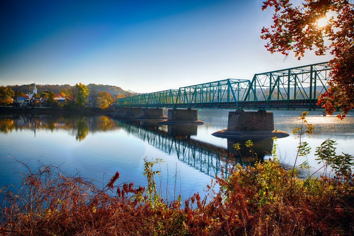 Jesenski jutranji pogled na most New Hope-Lambertville, ki se razteza čez reko Delaware, New Hope, Pennsylvania