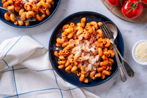   Deilig cavatappi pasta med tomatsaus og parmesanost.