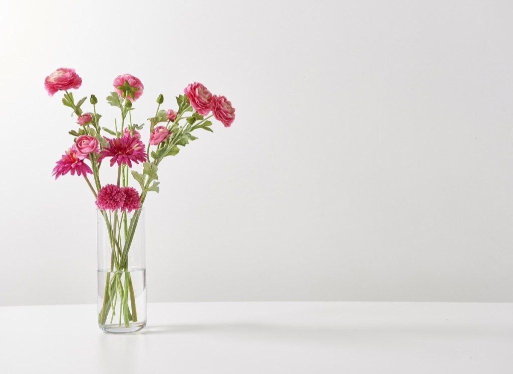 váza na květiny na obyčejném bílém stole, zbavující se haraburdí