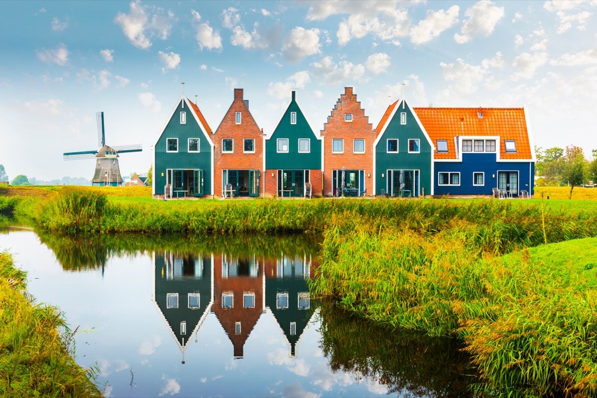 barevné domy a větrné mlýny v Holandsku