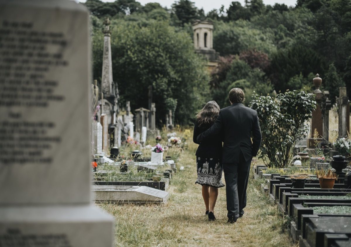 Smutný pár procházel hřbitovem