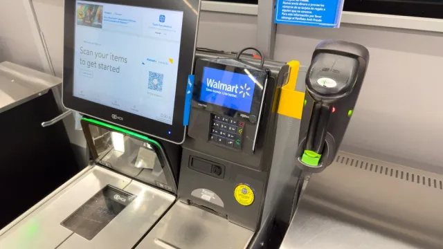 Walmart-kunder hevder at selvutsjekkingen 'prøver å rane' dem ved å overbelaste