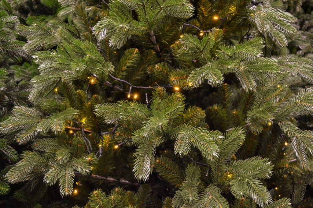 umelý vianočný stromček so svetlami