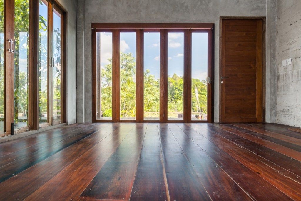 רצפות עץ משופעות בעיות ביתיות
