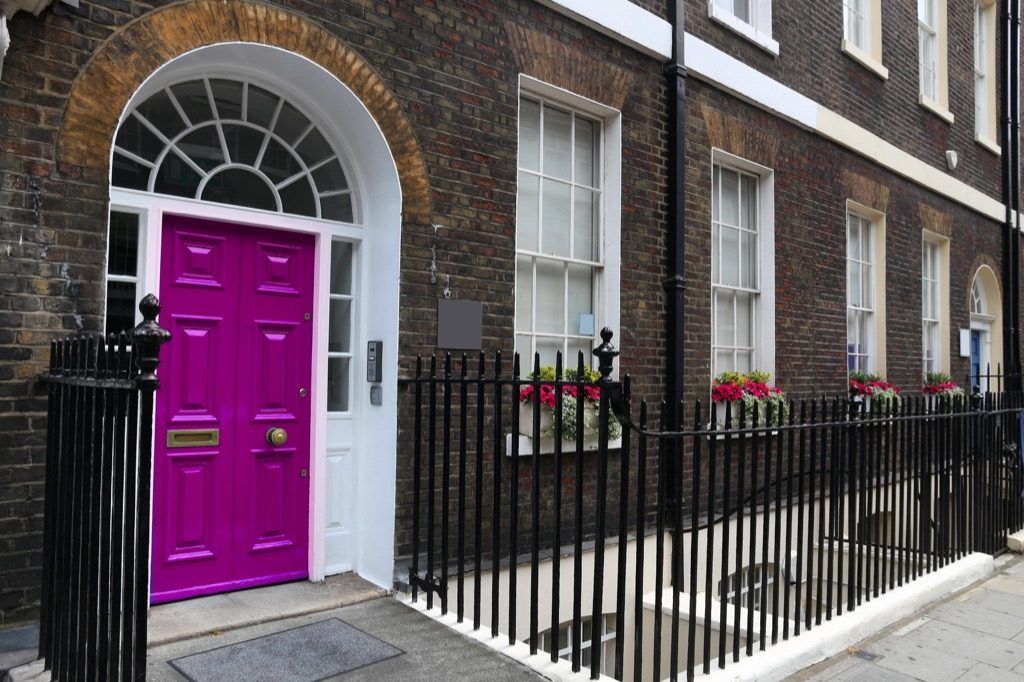 紫色の正面玄関