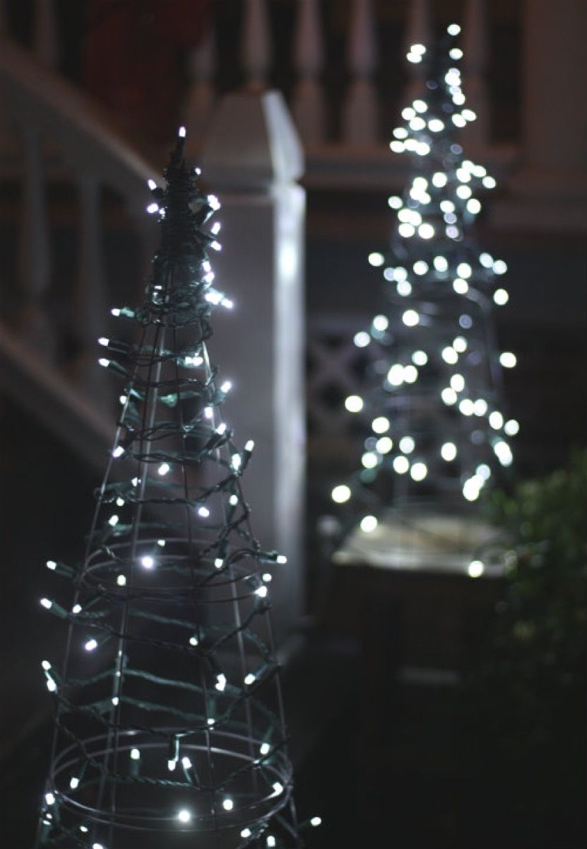 Tomato Cage Christmas Lights {Christmas Tree Alternatives}