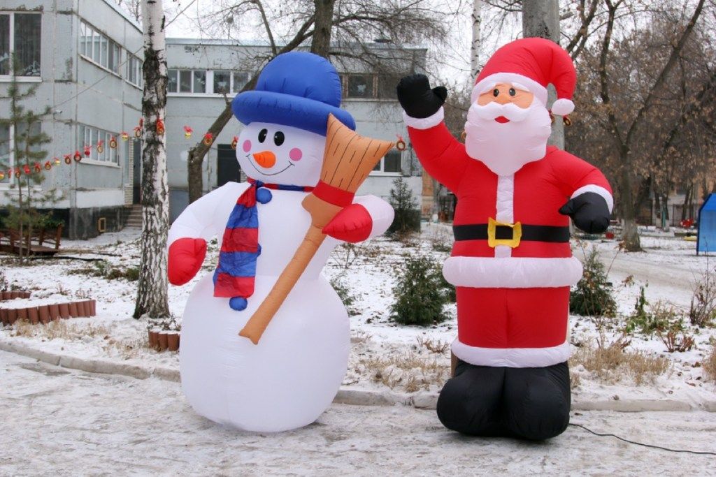 надувной санта и снеговик на улице