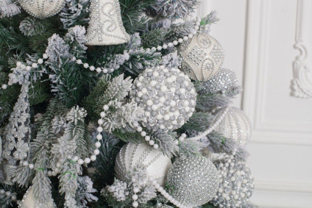 decorațiuni de Crăciun argintii și albi pe copac