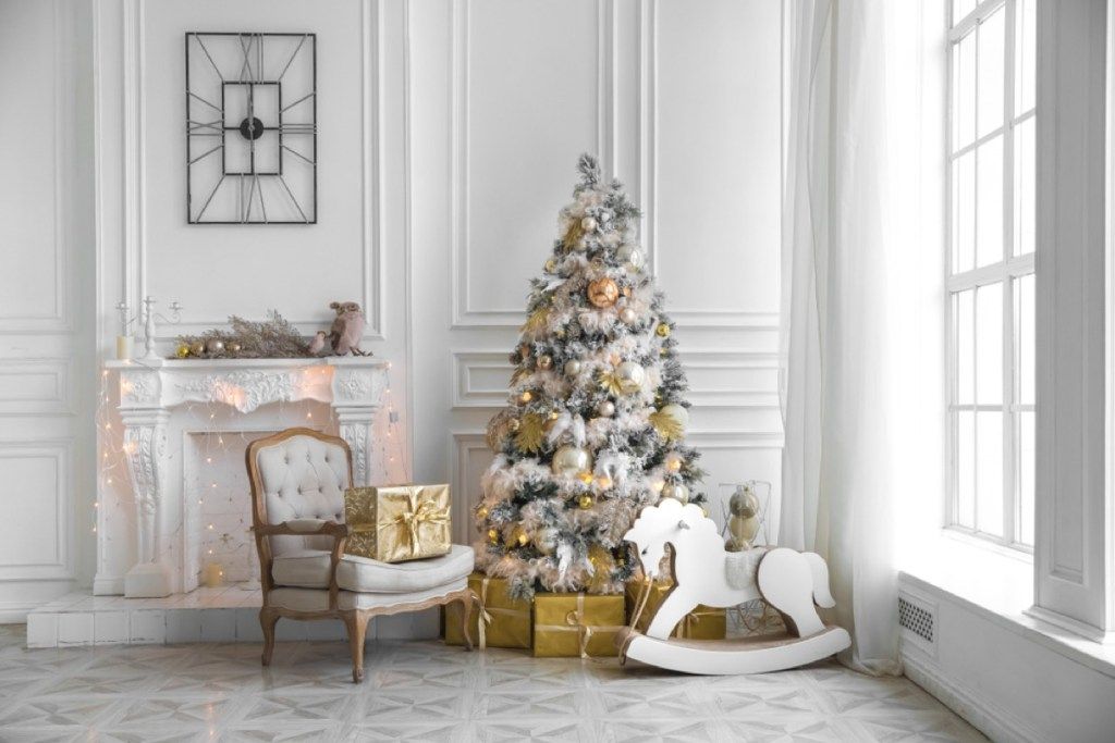 크리스마스를 위해 은색과 금색으로 장식 된 거실