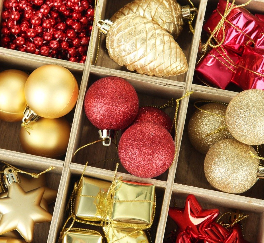 škatla z rdečimi in zlatimi božičnimi okraski