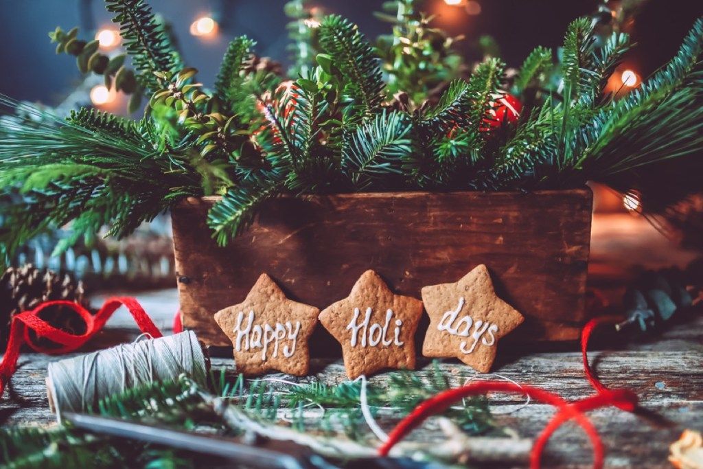 पाइन शाखाओं और कुकीज़ के साथ छोटे क्रिसमस केंद्रबिंदु