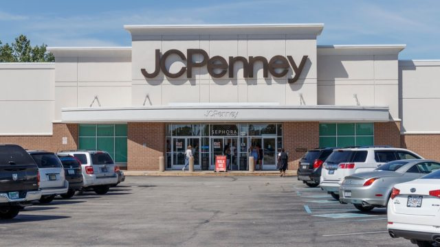   Местоположение на JCPenney в поща за продажба на дребно с коли на паркинг