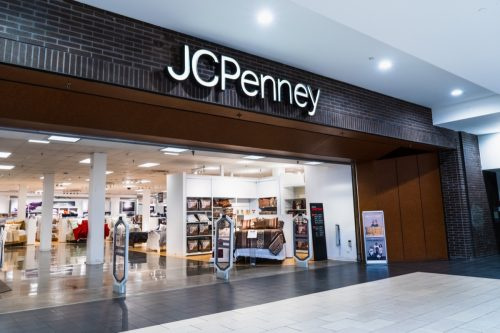   la entrada de un JCPenny en un centro comercial en San José, California