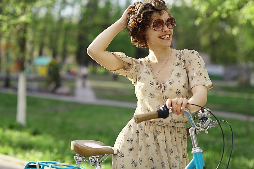 سائیکل کے ساتھ خوشگوار لڑکی