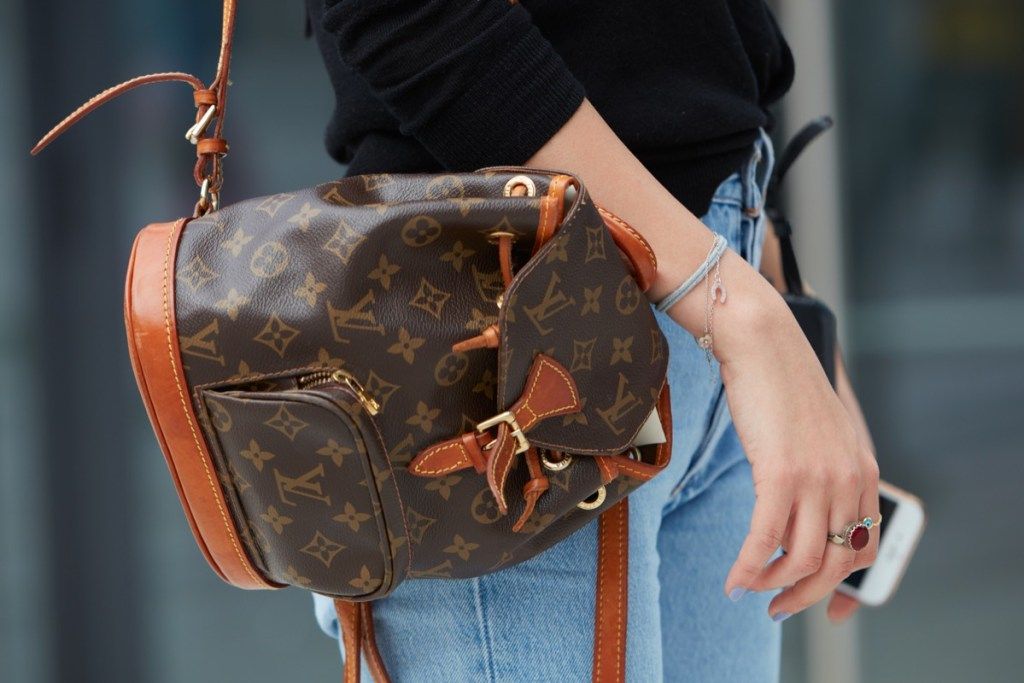 Moteris su „Louis Vuitton“ krepšiu {Shopping Tips}