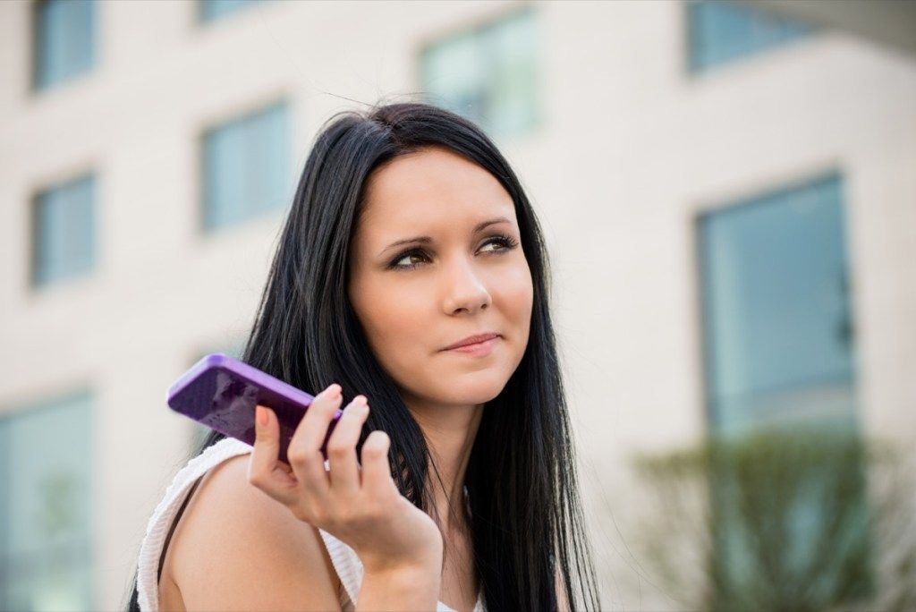 Mujer ignorando los términos de la jerga de su teléfono