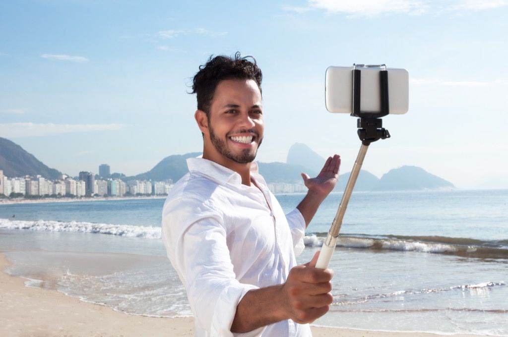 Človek, ki snema selfie na plaži