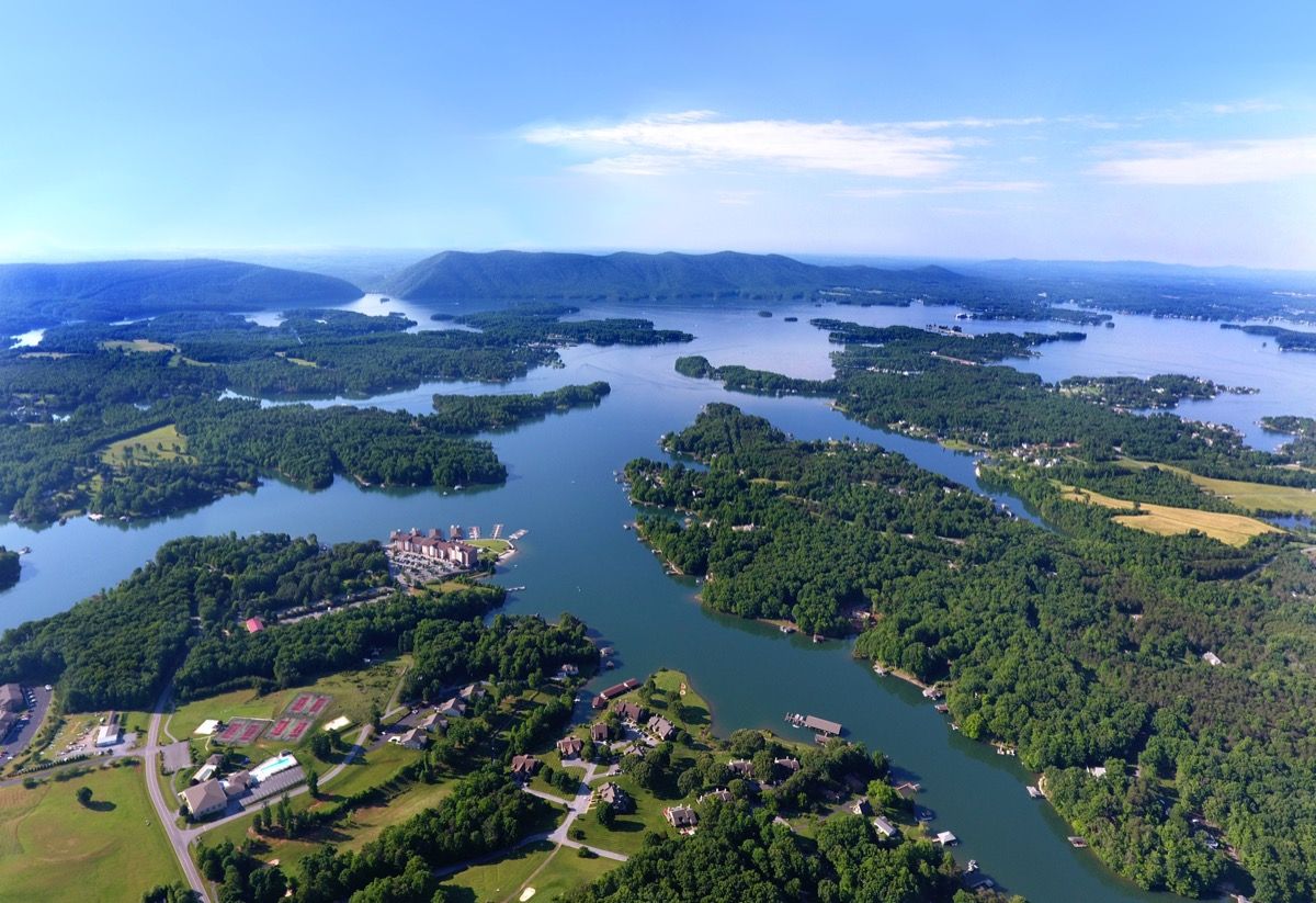 Vista aérea del lago Smith Mountain en Virginia