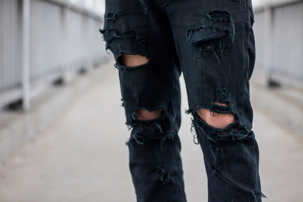 los jeans rotos no son apropiados para los 50