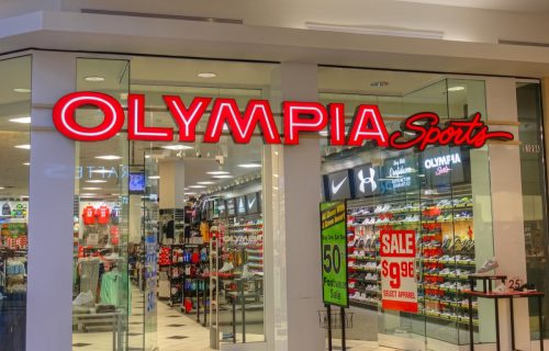   HDR vaizdas, „Olympia Sports“ mažmeninės prekybos centro parduotuvės įėjimas, Peabody Massachusetts JAV, 2017 m. spalio 18 d.