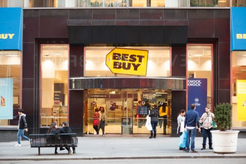   Niujorkas, Niujorkas, JAV – 2016 m. vasario 20 d.: geriausias pirkimas Fifth Avenue Manheteno centre. „Best Buy“ yra nacionalinis namų elektronikos mažmenininkas. Žmones galima pamatyti.