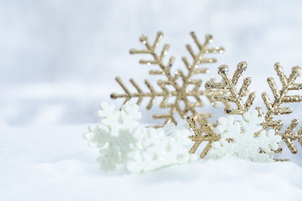 snöflingor ornament på snö