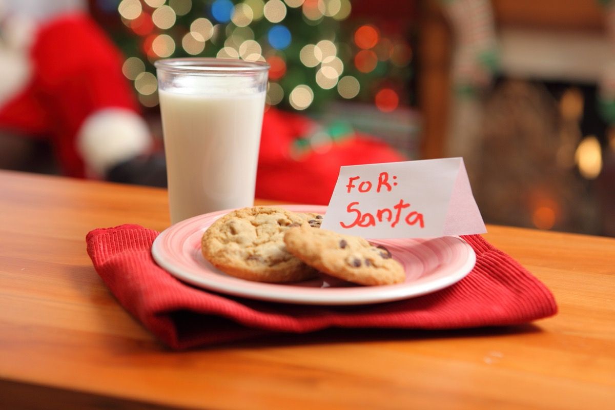 Pienas ir sausainiai Kalėdų seneliui