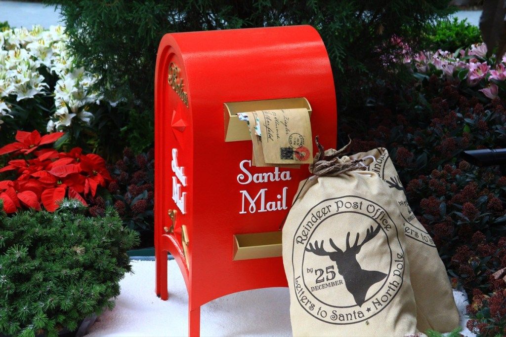 crveni poštanski sandučić za Djeda Mraza
