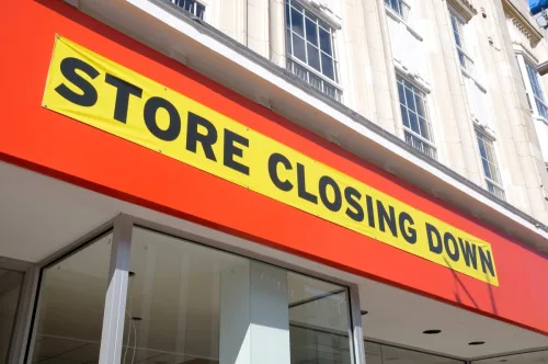   Sklep dotknięty recesją informuje kupujących, że jest zamykany. Zobacz więcej znaków tutaj: