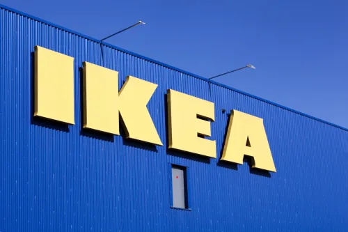   logo IKEA na budynku