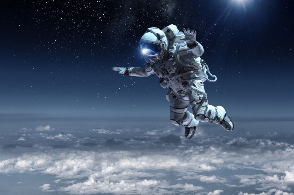 астронавт, плаващ в космоса 27 безумни неща, които астронавтите трябва да направят