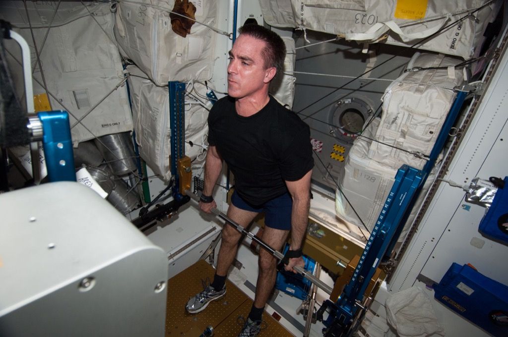 astronauta se exercitando