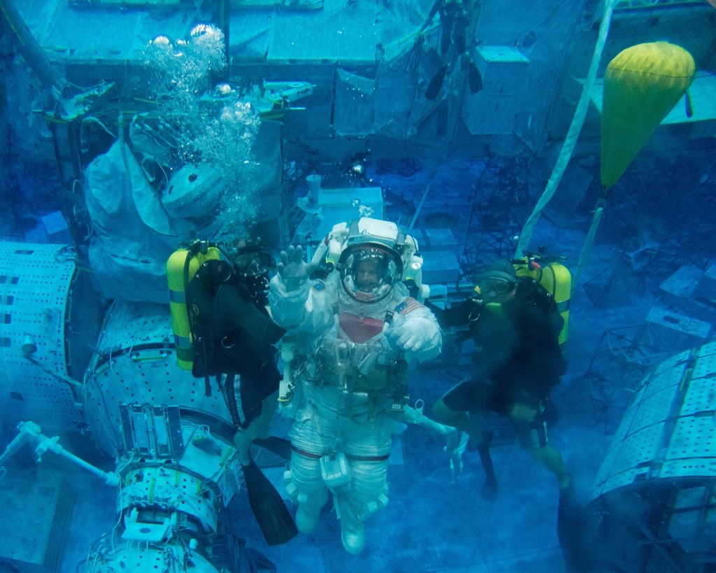 космонавт под водой