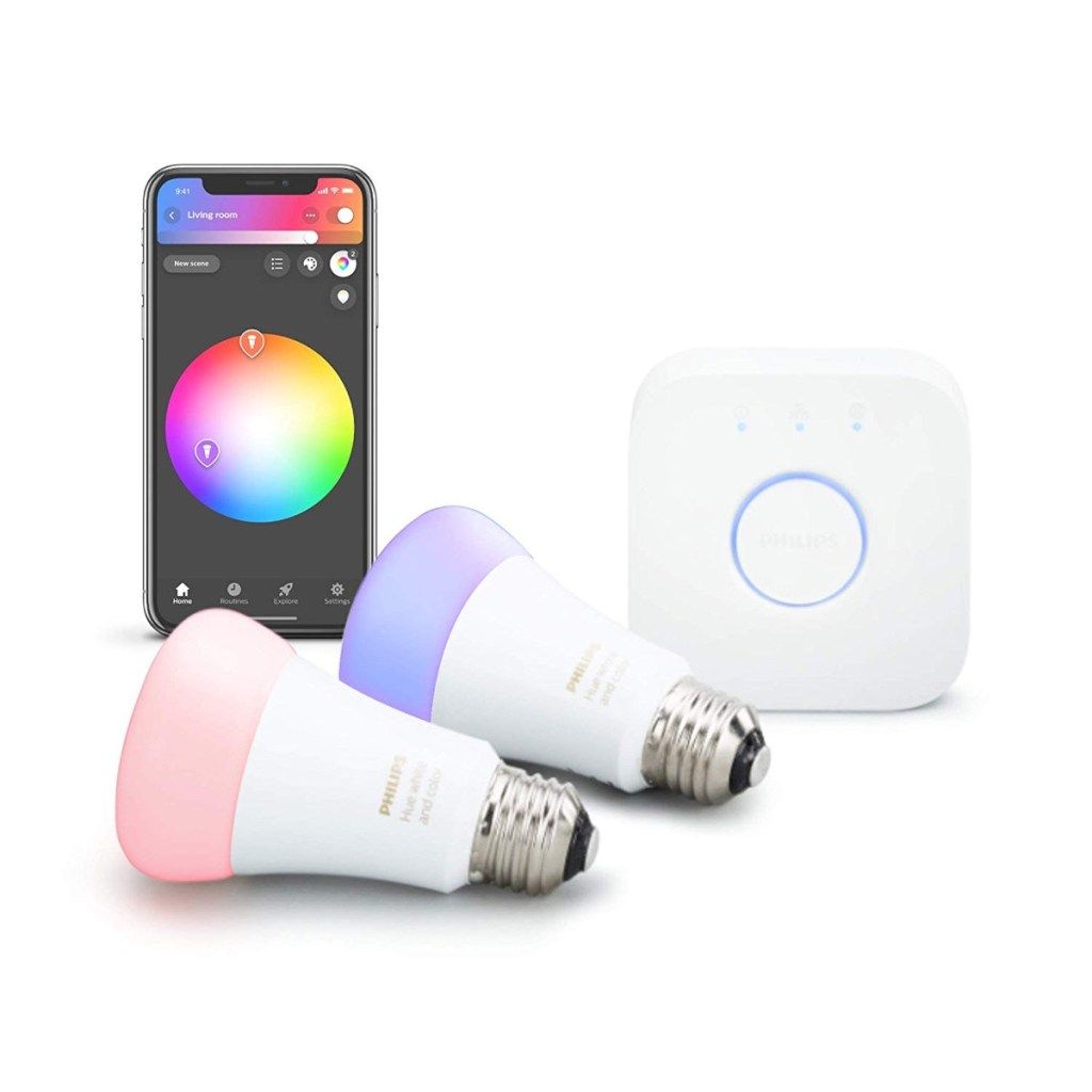 dos bombillas con luces rosadas y azules, un dispositivo smarthome cuadrado y un teléfono inteligente
