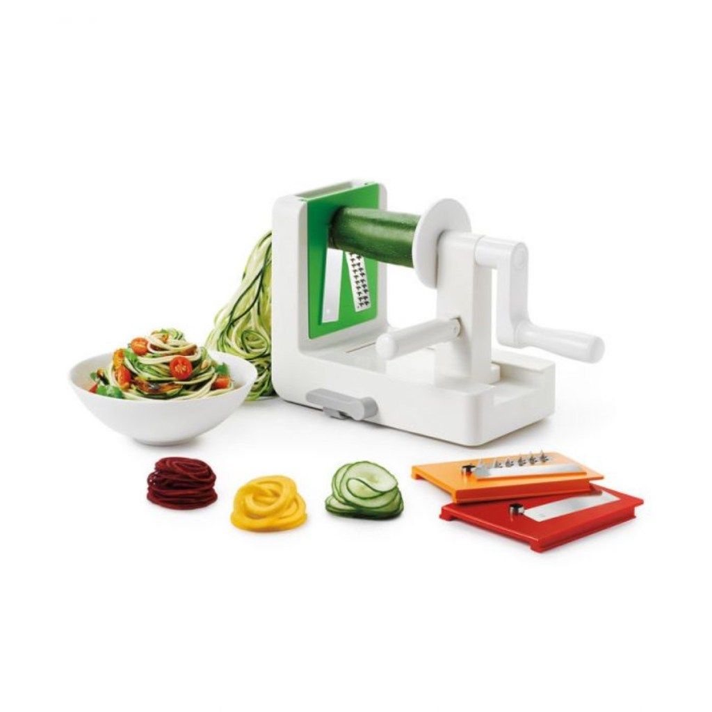 инструмент за бял зеленчуков спирализатор със спираловидни зеленчуци и салата до него